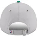 gorra-curva-gris-y-verde-ajustable-9twenty-tip-off-2023-de-boston-celtics-nba-de-new-era