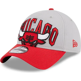 Gorra curva gris y roja ajustable 9TWENTY Tip Off 2023 de Chicago Bulls NBA de New Era