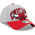 chicago-bulls-nba-9twenty-tip-off-2023-gra-och-rod-justerbar-bojd-keps-fran-new-era