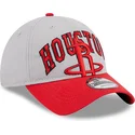 gorra-curva-gris-y-roja-ajustable-9twenty-tip-off-2023-de-houston-rockets-nba-de-new-era