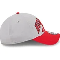 gorra-curva-gris-y-roja-ajustable-9twenty-tip-off-2023-de-houston-rockets-nba-de-new-era