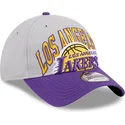 gra-och-lila-bojd-keps-justerbar-9twenty-tip-off-2023-fran-los-angeles-lakers-nba-av-new-era