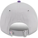 gorra-curva-gris-y-violeta-ajustable-9twenty-tip-off-2023-de-los-angeles-lakers-nba-de-new-era