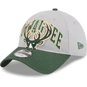 szara-i-zielona-zakrzywiona-czapka-regulowana-9twenty-tip-off-2023-milwaukee-bucks-nba-od-new-era