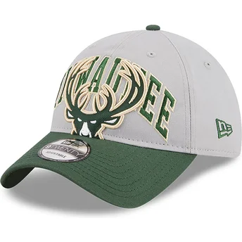 Gorra curva gris y verde ajustable 9TWENTY Tip Off 2023 de Milwaukee Bucks NBA de New Era