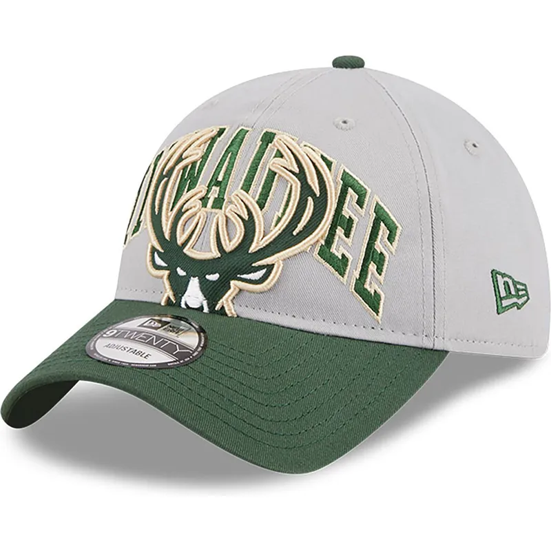 graue-und-grune-verstellbare-curved-cap-9twenty-tip-off-2023-der-milwaukee-bucks-nba-von-new-era