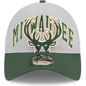 gorra-curva-gris-y-verde-ajustable-9twenty-tip-off-2023-de-milwaukee-bucks-nba-de-new-era