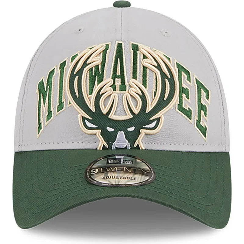 graue-und-grune-verstellbare-curved-cap-9twenty-tip-off-2023-der-milwaukee-bucks-nba-von-new-era