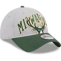 justerbar-gron-och-gra-kurvad-keps-9twenty-tip-off-2023-milwaukee-bucks-nba-fran-new-era