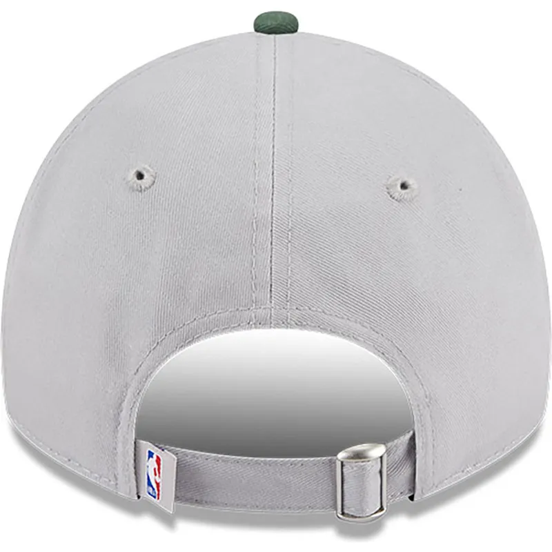 graue-und-grune-verstellbare-curved-cap-9twenty-tip-off-2023-der-milwaukee-bucks-nba-von-new-era