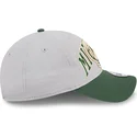 gorra-curva-gris-y-verde-ajustable-9twenty-tip-off-2023-de-milwaukee-bucks-nba-de-new-era