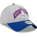 gorra-curva-gris-y-azul-ajustable-9twenty-tip-off-2023-de-nba-de-new-era