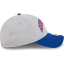 gorra-curva-gris-y-azul-ajustable-9twenty-tip-off-2023-de-nba-de-new-era