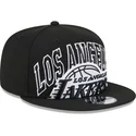 schwarze-flache-snapback-kappe-9fifty-tip-off-2023-der-los-angeles-lakers-nba-von-new-era