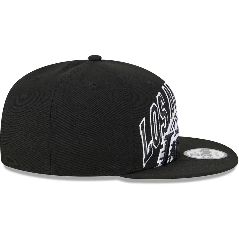 schwarze-flache-snapback-kappe-9fifty-tip-off-2023-der-los-angeles-lakers-nba-von-new-era