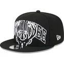 schwarze-flache-snapback-kappe-9fifty-tip-off-2023-der-milwaukee-bucks-nba-von-new-era