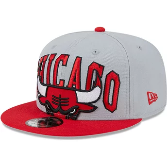 New Era Flat Brim 9FIFTY Tip Off 2023 Chicago Bulls NBA Grey and Red Snapback Cap