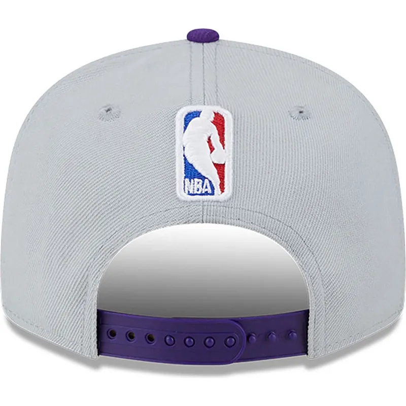 graue-und-violette-flatcap-snapback-9fifty-tip-off-2023-der-los-angeles-lakers-nba-von-new-era