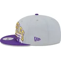 gra-och-lila-platt-keps-snapback-9fifty-tip-off-2023-los-angeles-lakers-nba-fran-new-era