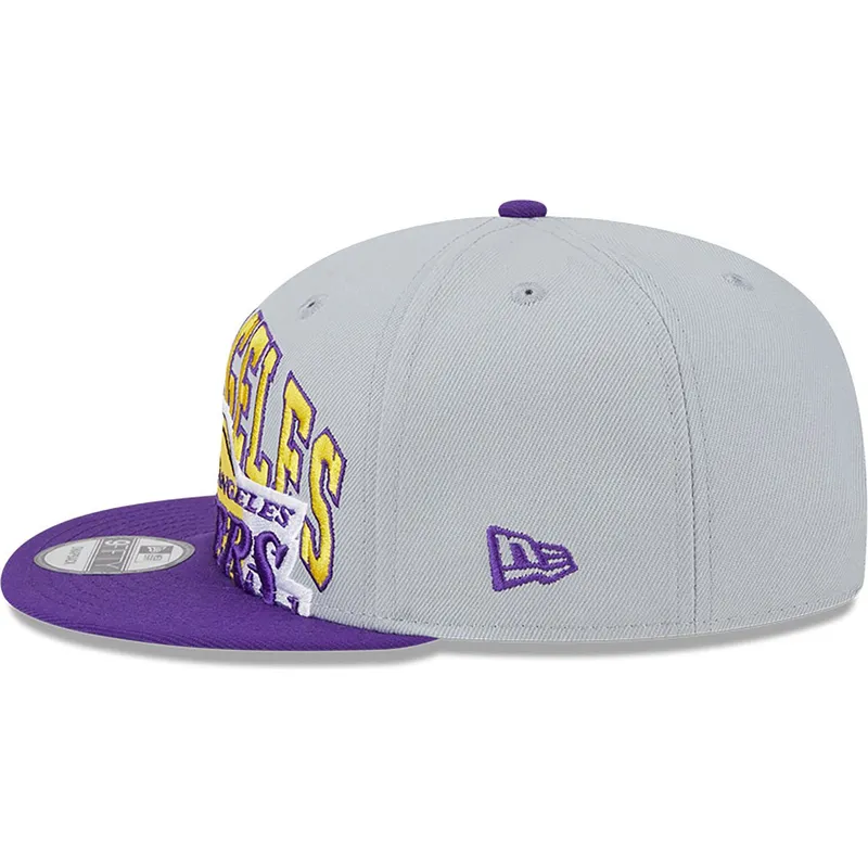 szara-i-fioletowa-czapka-z-daszkiem-snapback-9fifty-tip-off-2023-los-angeles-lakers-nba-new-era
