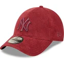 verstellbare-rote-curved-cap-mit-rotem-logo-9forty-towelling-der-new-york-yankees-mlb-von-new-era