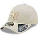 beige-gebogener-snapback-cap-mit-logo-beige-9forty-tonal-repreve-der-new-york-yankees-mlb-von-new-era