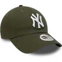 grune-verstellbare-curved-cap-9twenty-league-essential-der-new-york-yankees-mlb-von-new-era