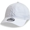 biala-zakrzywiona-czapka-z-regulacja-i-bialym-logo-9twenty-league-essential-new-york-yankees-mlb-od-new-era