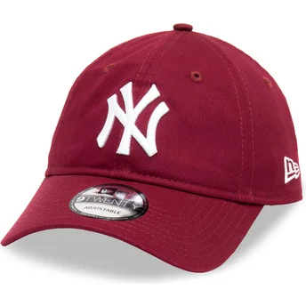 Ciemnoczerwona zakrzywiona czapka regulowana 9TWENTY League Essential New York Yankees MLB od New Era