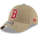 verstellbare-hellbraune-kappe-mit-gebogenem-schirm-und-rotem-logo-9twenty-core-classic-der-boston-red-sox-mlb-von-new-era
