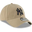 cappellino-curvo-marrone-chiaro-regolabile-con-logo-blu-marino-9twenty-core-classic-di-new-york-yankees-mlb-di-new-era