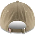 jasnobrazowa-zakrzywiona-czapka-z-regulacja-z-granatowym-logo-new-york-yankees-mlb-9twenty-core-classic-od-new-era