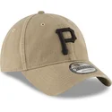 cappellino-curvo-marrone-chiaro-regolabile-con-logo-nero-9twenty-core-classic-di-pittsburgh-pirates-mlb-di-new-era