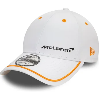weisse-verstellbare-9forty-kappe-mit-gebogenem-schirm-und-kontrastpaspel-von-mclaren-racing-formula-1-von-new-era