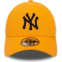 9forty-league-essential-new-york-yankees-mlb-verstellbare-orangefarbene-kappe-mit-schwarzem-logo-von-new-era