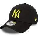 schwarze-verstellbare-kappe-mit-gebogenem-schirm-und-gelbem-logo-9forty-league-essential-new-york-yankees-mlb-von-new-era