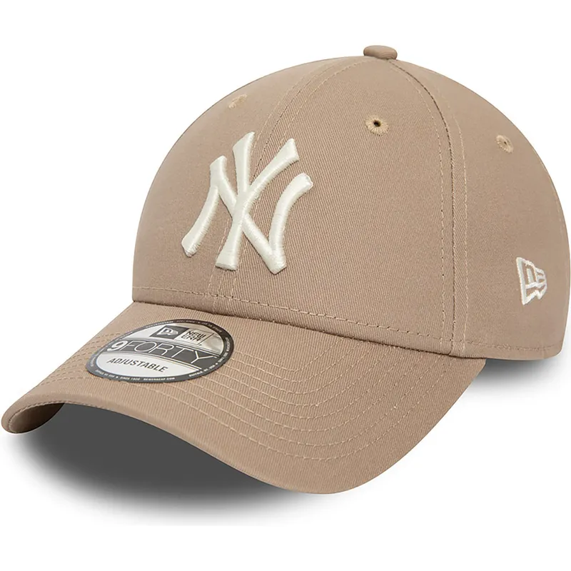 mutzen-gebogen-braun-verstellbares-band-claro-9forty-league-essential-der-new-york-yankees-mlb-von-new-era