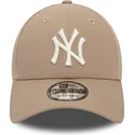 mutzen-gebogen-braun-verstellbares-band-claro-9forty-league-essential-der-new-york-yankees-mlb-von-new-era