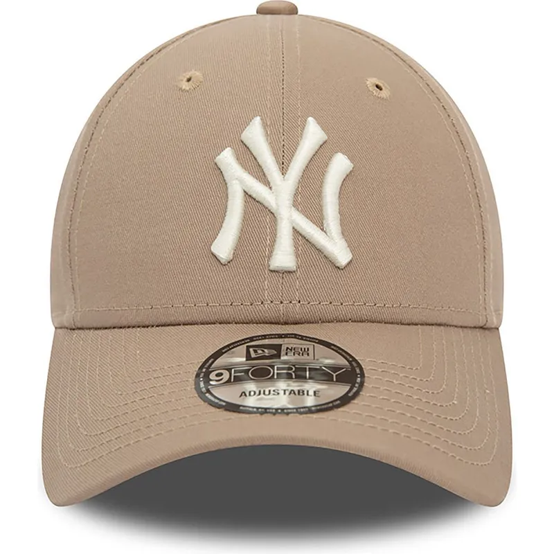 mutzen-gebogen-braun-verstellbares-band-claro-9forty-league-essential-der-new-york-yankees-mlb-von-new-era