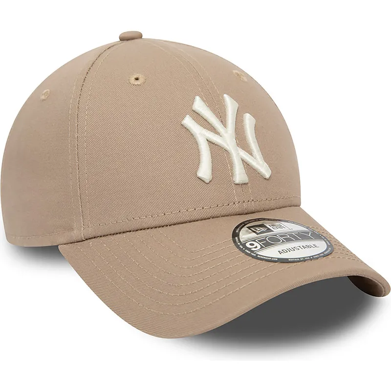 mutzen-gebogen-braun-verstellbares-band-claro-9forty-league-essential-der-new-york-yankees-mlb-von-new-era