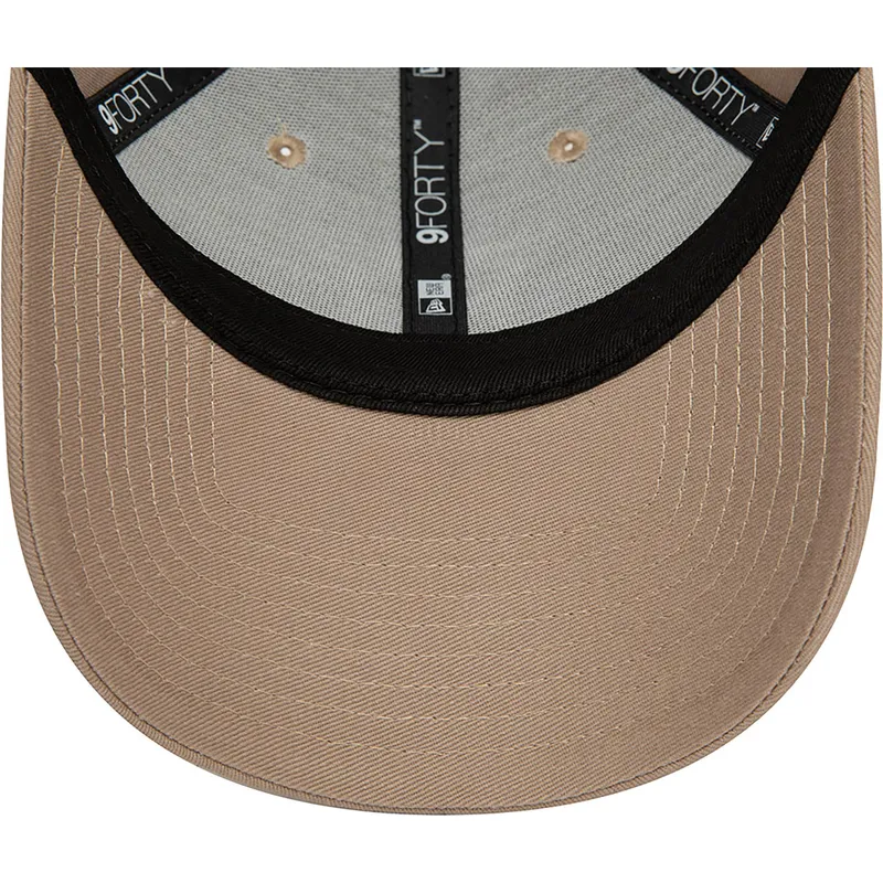 mutzen-gebogen-braun-verstellbares-band-claro-9forty-league-essential-der-new-york-yankees-mlb-von-new-era