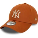 mutzen-gebogen-braun-verstellbares-band-9forty-league-essential-der-new-york-yankees-mlb-von-new-era