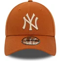 mutzen-gebogen-braun-verstellbares-band-9forty-league-essential-der-new-york-yankees-mlb-von-new-era