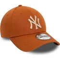 mutzen-gebogen-braun-verstellbares-band-9forty-league-essential-der-new-york-yankees-mlb-von-new-era
