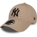 verstellbare-braune-curved-cap-mit-schwarzem-logo-9twenty-league-essential-der-new-york-yankees-mlb-von-new-era