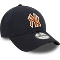verstellbare-navyblaue-kappe-mit-gebogenem-schirm-und-braunem-logo-9twenty-boucle-der-new-york-yankees-mlb-von-new-era