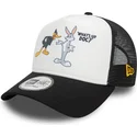 weisse-und-schwarze-trucker-cap-a-frame-character-von-bugs-bunny-und-daffy-duck-looney-tunes-von-new-era