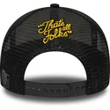 weisse-und-schwarze-trucker-cap-a-frame-character-von-bugs-bunny-und-daffy-duck-looney-tunes-von-new-era