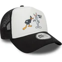 weisse-und-schwarze-trucker-cap-a-frame-character-von-bugs-bunny-und-daffy-duck-looney-tunes-von-new-era