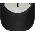 weisse-und-schwarze-trucker-cap-a-frame-character-von-bugs-bunny-und-daffy-duck-looney-tunes-von-new-era